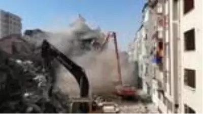 Elazığ'da deprem sonrası harabeye dönen 10 bin konut yıkıldı Elazığ'da deprem sonrası harabeye dönen 10 bin konut yıkıldı