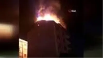 Esenyurt'ta binanın çatısı alev alev yandı Esenyurt'ta binanın çatısı alev alev yandı