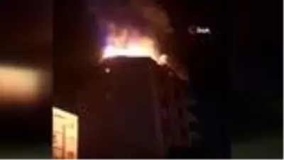 Esenyurt'ta binanın çatısı alev alev yandı Esenyurt'ta binanın çatısı alev alev yandı