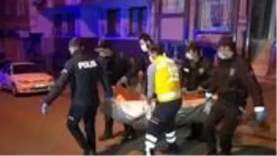 Eşini defalarca bıçaklayarak öldüren koca olay yerinde bekledi Eşini defalarca bıçaklayarak öldüren koca olay yerinde bekledi