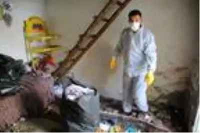 Evinden 2 kamyon çöp çıkan yaşlı kadının koronavirüs testi pozitif çıktı Evinden 2 kamyon çöp çıkan yaşlı kadının koronavirüs testi pozitif çıktı
