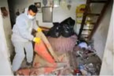 Evinden 2 kamyon çöp çıkan yaşlı kadının koronavirüs testi pozitif çıktı Evinden 2 kamyon çöp çıkan yaşlı kadının koronavirüs testi pozitif çıktı