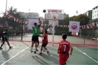 Fatih'te 7'nci sokak basketbol turnuvası başladı Fatih'te 7'nci sokak basketbol turnuvası başladı