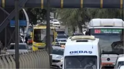 Gaziantep'te trafik çilesi...Yüzlerce metre uzayan trafik çileye dönüştü Gaziantep'te trafik çilesi...Yüzlerce metre uzayan trafik çileye dönüştü