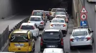 Gaziantep'te trafik çilesi...Yüzlerce metre uzayan trafik çileye dönüştü Gaziantep'te trafik çilesi...Yüzlerce metre uzayan trafik çileye dönüştü