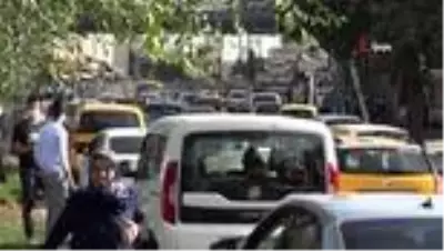 Gaziantep'te trafik çilesi...Yüzlerce metre uzayan trafik çileye dönüştü Gaziantep'te trafik çilesi...Yüzlerce metre uzayan trafik çileye dönüştü