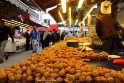 Tezgahlarda geçen yılın fiyatıyla yerini alan cevize rağbet büyük Tezgahlarda geçen yılın fiyatıyla yerini alan cevize rağbet büyük