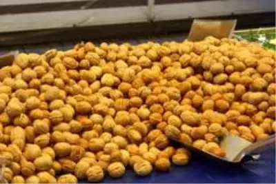 Tezgahlarda geçen yılın fiyatıyla yerini alan cevize rağbet büyük Tezgahlarda geçen yılın fiyatıyla yerini alan cevize rağbet büyük