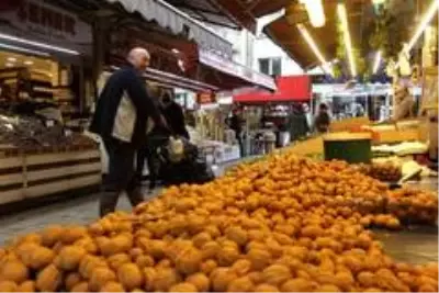 Tezgahlarda geçen yılın fiyatıyla yerini alan cevize rağbet büyük Tezgahlarda geçen yılın fiyatıyla yerini alan cevize rağbet büyük