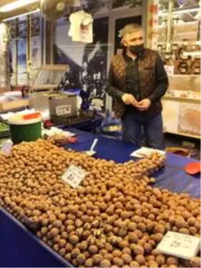Tezgahlarda geçen yılın fiyatıyla yerini alan cevize rağbet büyük Tezgahlarda geçen yılın fiyatıyla yerini alan cevize rağbet büyük