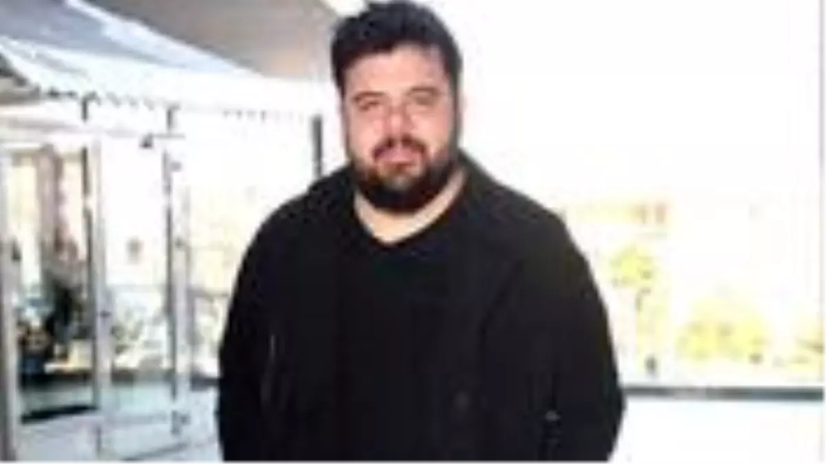 Geçtiğimiz günlerde evinde yangın çıkan Eser Yenenler, şimdi de koronavirüse yakalandı