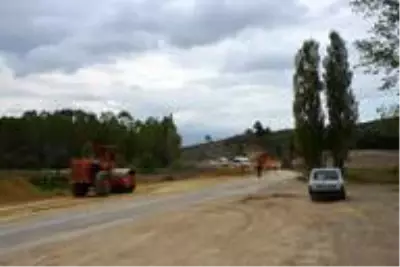 Gediz-Altıntaş yolu genişletme çalışmaları sürüyor Gediz-Altıntaş yolu genişletme çalışmaları sürüyor