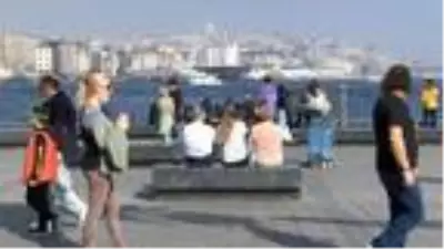 Güneşi gören İstanbullular sokağa döküldü Güneşi gören İstanbullular sokağa döküldü