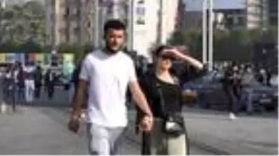 Güneşi gören İstanbullular sokağa döküldü Güneşi gören İstanbullular sokağa döküldü