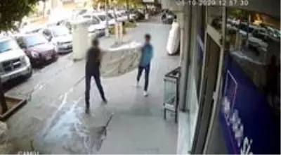 Güpegündüz iki daireyi soydular, soğukkanlı halleri 'pes' dedirtti Güpegündüz iki daireyi soydular, soğukkanlı halleri 'pes' dedirtti