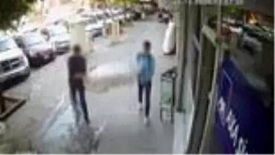 Güpegündüz iki daireyi soydular, soğukkanlı halleri 'pes' dedirtti Güpegündüz iki daireyi soydular, soğukkanlı halleri 'pes' dedirtti