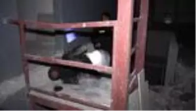 Hırsızlık için girdiği inşaatta polisten kaçmaya çalışırken birinci kattan düştü Hırsızlık için girdiği inşaatta polisten kaçmaya çalışırken birinci kattan düştü