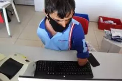 İki eli bir bacağı yok ama yaptıklarıyla herkesi hayretler içinde bırakıyor İki eli bir bacağı yok ama yaptıklarıyla herkesi hayretler içinde bırakıyor