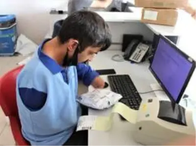 İki eli bir bacağı yok ama yaptıklarıyla herkesi hayretler içinde bırakıyor İki eli bir bacağı yok ama yaptıklarıyla herkesi hayretler içinde bırakıyor
