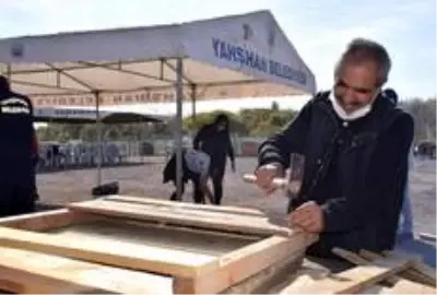 İlçe halkı sokak hayvanları için seferber oldu: 7'den 70'e gönüllü vatandaş kulübe yaptı İlçe halkı sokak hayvanları için seferber oldu: 7'den 70'e gönüllü vatandaş kulübe yaptı