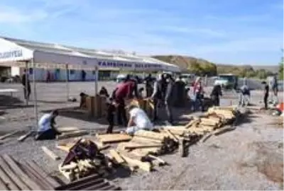 İlçe halkı sokak hayvanları için seferber oldu: 7'den 70'e gönüllü vatandaş kulübe yaptı İlçe halkı sokak hayvanları için seferber oldu: 7'den 70'e gönüllü vatandaş kulübe yaptı