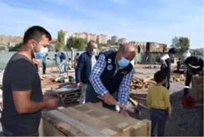 İlçe halkı sokak hayvanları için seferber oldu: 7'den 70'e gönüllü vatandaş kulübe yaptı İlçe halkı sokak hayvanları için seferber oldu: 7'den 70'e gönüllü vatandaş kulübe yaptı