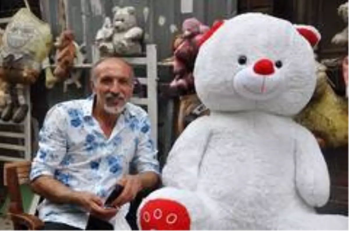 40 yaşında aldığı ilk oyuncağı ilham kaynağı oldu, evini oyuncaklarla süsledi