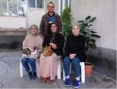 İlkokuldan beri hiç ayrılmayan ikizler, yan yana aynı üniversiteyi okuyor İlkokuldan beri hiç ayrılmayan ikizler, yan yana aynı üniversiteyi okuyor