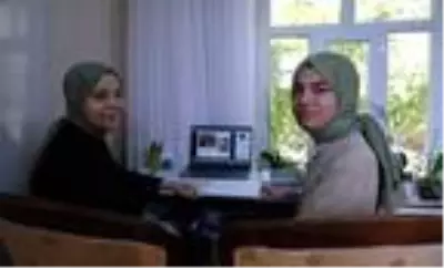 İlkokuldan beri hiç ayrılmayan ikizler, yan yana aynı üniversiteyi okuyor İlkokuldan beri hiç ayrılmayan ikizler, yan yana aynı üniversiteyi okuyor