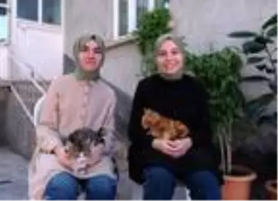 İlkokuldan beri hiç ayrılmayan ikizler, yan yana aynı üniversiteyi okuyor İlkokuldan beri hiç ayrılmayan ikizler, yan yana aynı üniversiteyi okuyor