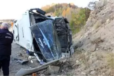 Sivas'ta işçi servisi devrildi: 26 yaralı (2) Sivas'ta işçi servisi devrildi: 26 yaralı (2)
