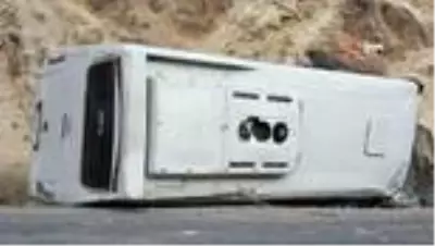 İşçi servisi devrildi: 26 yaralı İşçi servisi devrildi: 26 yaralı