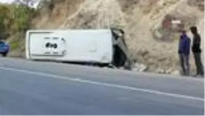 İşçi servisi devrildi: 26 yaralı İşçi servisi devrildi: 26 yaralı