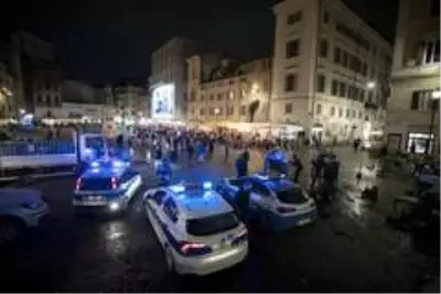 - İtalya'da sokağa çıkma yasağı protesto edildi- Muhabir saldırıya uğradı - İtalya'da sokağa çıkma yasağı protesto edildi- Muhabir saldırıya uğradı