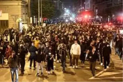 - İtalya'da sokağa çıkma yasağı protesto edildi- Muhabir saldırıya uğradı - İtalya'da sokağa çıkma yasağı protesto edildi- Muhabir saldırıya uğradı