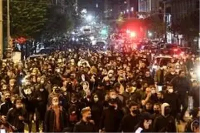 - İtalya'da sokağa çıkma yasağı protesto edildi- Muhabir saldırıya uğradı - İtalya'da sokağa çıkma yasağı protesto edildi- Muhabir saldırıya uğradı