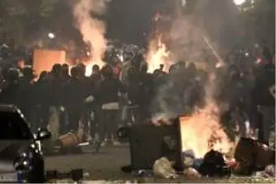 - İtalya'da sokağa çıkma yasağı protesto edildi- Muhabir saldırıya uğradı - İtalya'da sokağa çıkma yasağı protesto edildi- Muhabir saldırıya uğradı