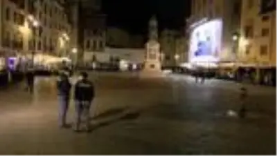 İtalya'nın Napoli kentinde sokağa çıkma yasağı olaylı başladı İtalya'nın Napoli kentinde sokağa çıkma yasağı olaylı başladı