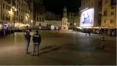 İtalya'nın Napoli kentinde sokağa çıkma yasağı olaylı başladı İtalya'nın Napoli kentinde sokağa çıkma yasağı olaylı başladı