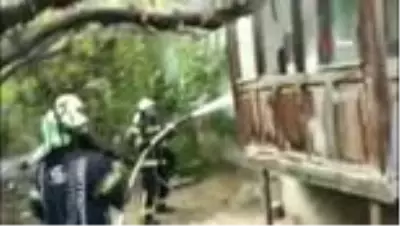 İtfaiye, metruk binadaki yangını söndürmek için kapıyı kırdı İtfaiye, metruk binadaki yangını söndürmek için kapıyı kırdı