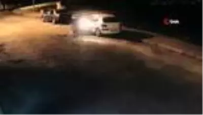 Son dakika haber! İzmir'de park halindeki araca çarpan motosiklet sürücüsünün kaçtığı anlar kamerada Son dakika haber! İzmir'de park halindeki araca çarpan motosiklet sürücüsünün kaçtığı anlar kamerada