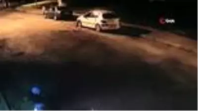 Son dakika haber! İzmir'de park halindeki araca çarpan motosiklet sürücüsünün kaçtığı anlar kamerada Son dakika haber! İzmir'de park halindeki araca çarpan motosiklet sürücüsünün kaçtığı anlar kamerada