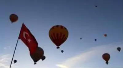 Kapadokya'da balonların gökyüzünde muhteşem dansı Kapadokya'da balonların gökyüzünde muhteşem dansı