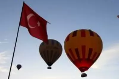 Kapadokya'da balonların gökyüzünde muhteşem dansı Kapadokya'da balonların gökyüzünde muhteşem dansı