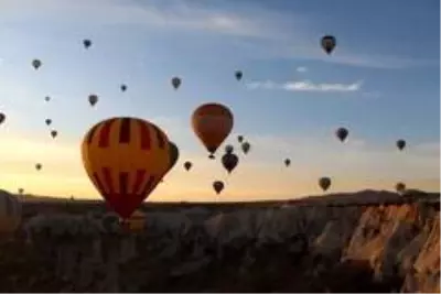 Kapadokya'da balonların gökyüzünde muhteşem dansı Kapadokya'da balonların gökyüzünde muhteşem dansı