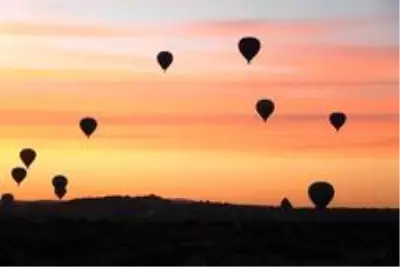 Kapadokya'da balonların gökyüzünde muhteşem dansı Kapadokya'da balonların gökyüzünde muhteşem dansı