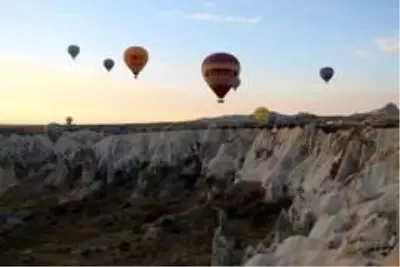 Kapadokya'da balonların gökyüzünde muhteşem dansı Kapadokya'da balonların gökyüzünde muhteşem dansı