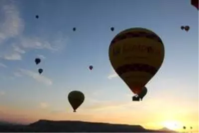 Kapadokya'da balonların gökyüzünde muhteşem dansı Kapadokya'da balonların gökyüzünde muhteşem dansı