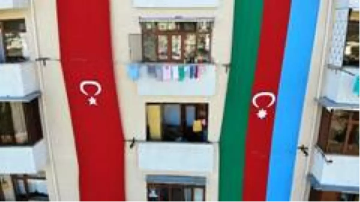 Karabağ göçmeni yarım asırlık terziden dev bayraklı destek