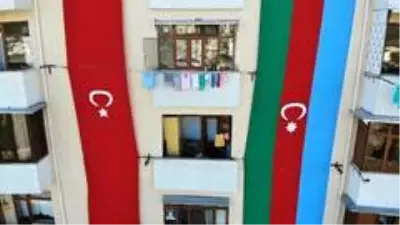 - Karabağ göçmeni yarım asırlık terziden dev bayraklı destek - Karabağ göçmeni yarım asırlık terziden dev bayraklı destek